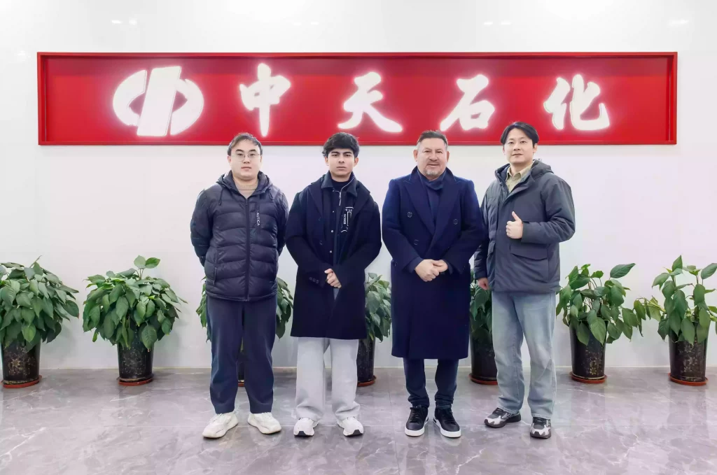 Руководитель мексиканской транспортной компании посетил научно-исследовательский центр нефтехимической промышленности Чжунтянь 4 января 2026 года.