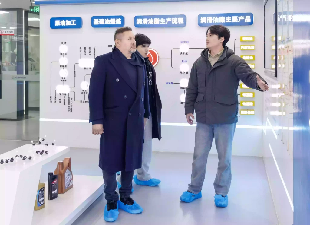 Научно-исследовательский центр нефтехимической промышленности Чжунтянь с современным испытательным оборудованием.