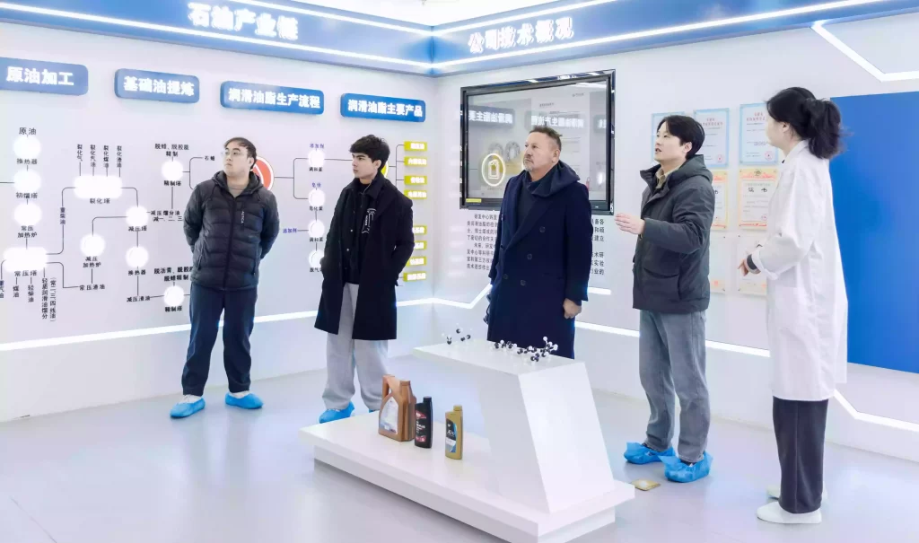 Деловая встреча между компанией Zhongtian Petrochemical и ее мексиканским партнером по расширению на кубинский рынок.