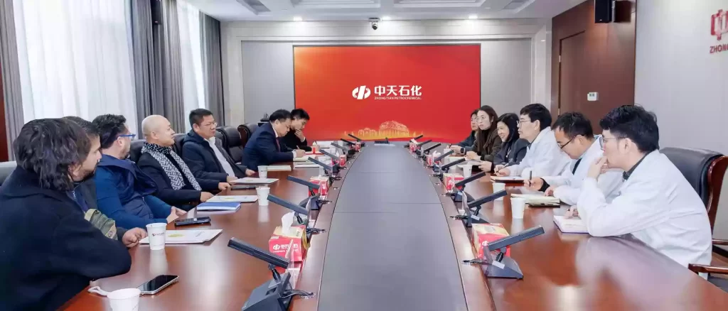 Strategic discussion between Zhongtian Petrochemical executives and Mexican delegates regarding Latin American market expansion and product customization.