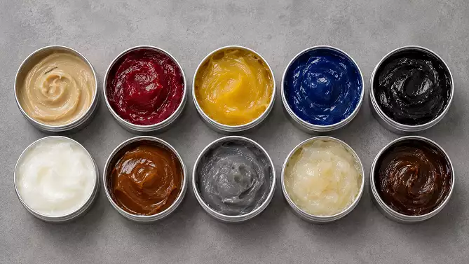 Diferentes tipos de grasa industrial que presentan diversos colores y consistencias.