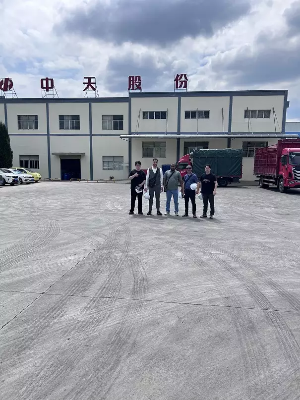 Un cliente argelino visita la fábrica de grasa de alta temperatura Ztshoil6
