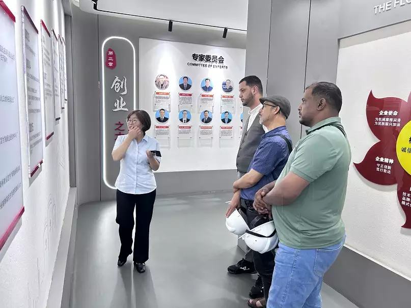 Un cliente argelino visita la fábrica de grasa de alta temperatura Ztshoil5
