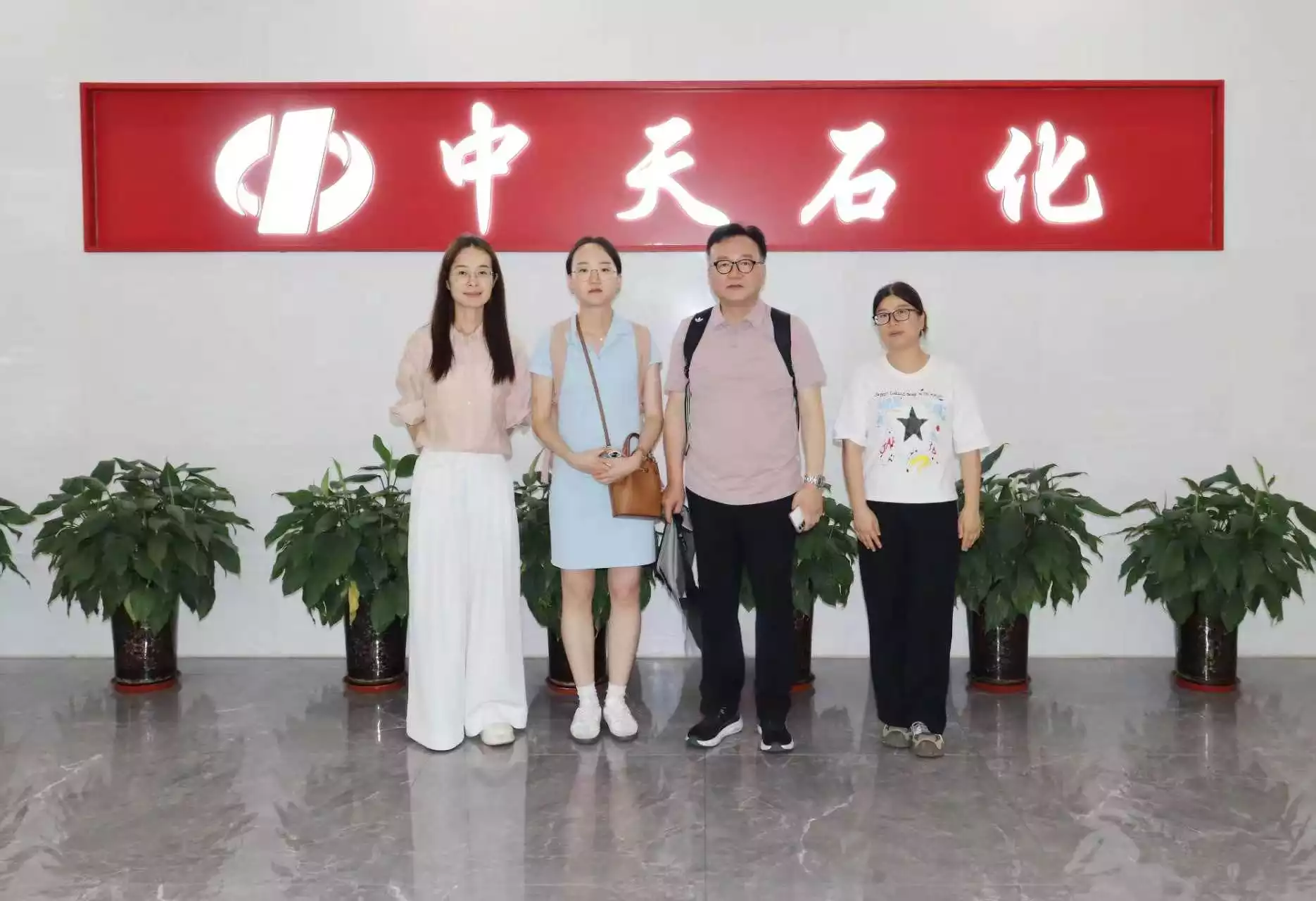 Un comerciante coreano de lubricantes visita la zona para explorar la cooperación en materia de grasa de litio, PFPE, aceite para engranajes y aceite hidráulico.