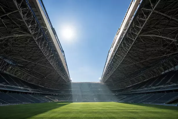 L'huile hydraulique derrière le toit rétractable d'un stade