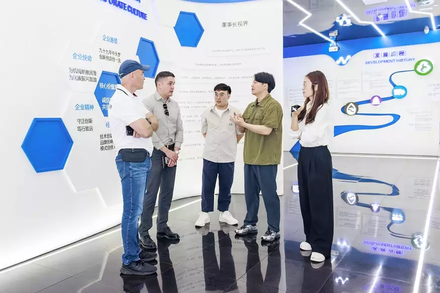 Trade Auto KazakhstanとZhongtian Petrochemicalのチームが、完全合成エンジンオイルに関する提携について話し合うビジネスミーティングを開催しました。