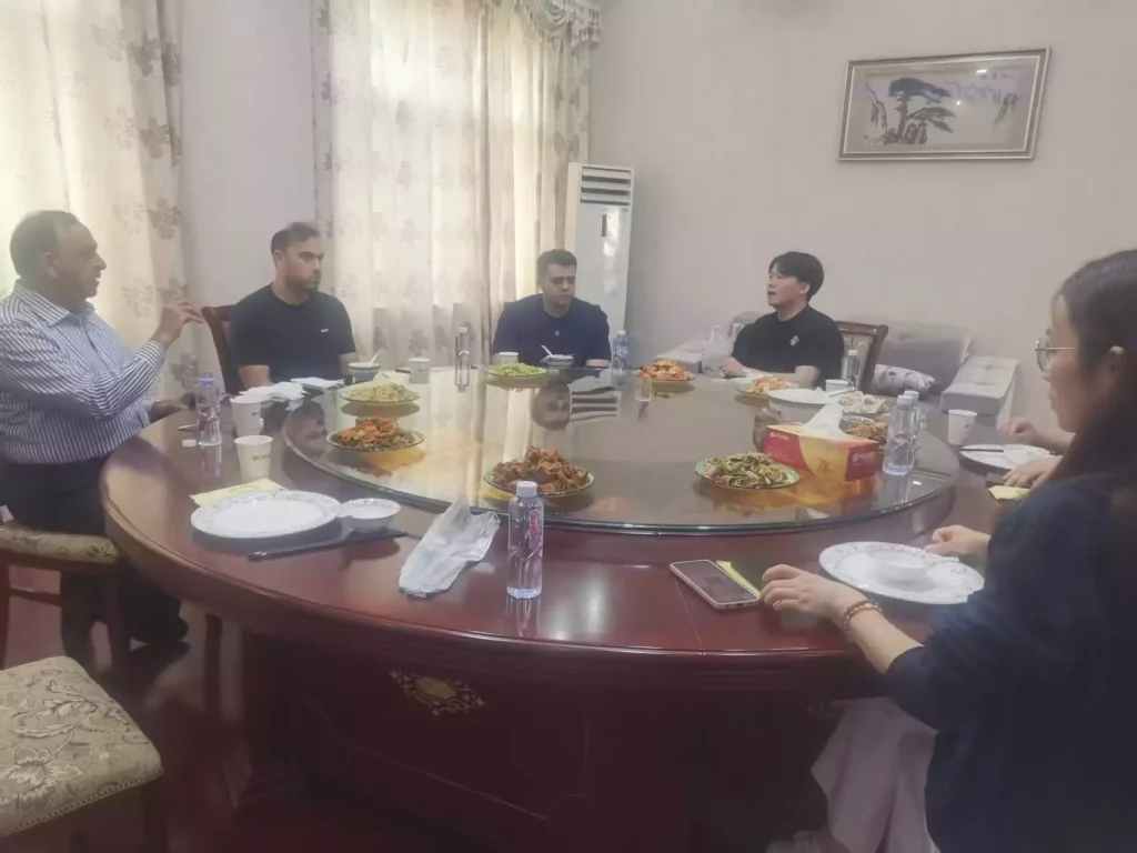 Un equipo de una marca pakistaní de lubricantes visitó Zhongtian.