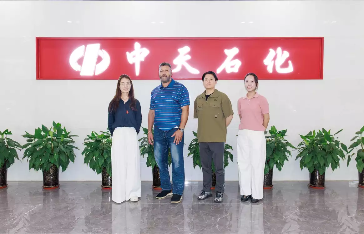 Un cliente de Cabo Verde visita Zhongtian para colaborar en la producción de lubricantes de marca propia.