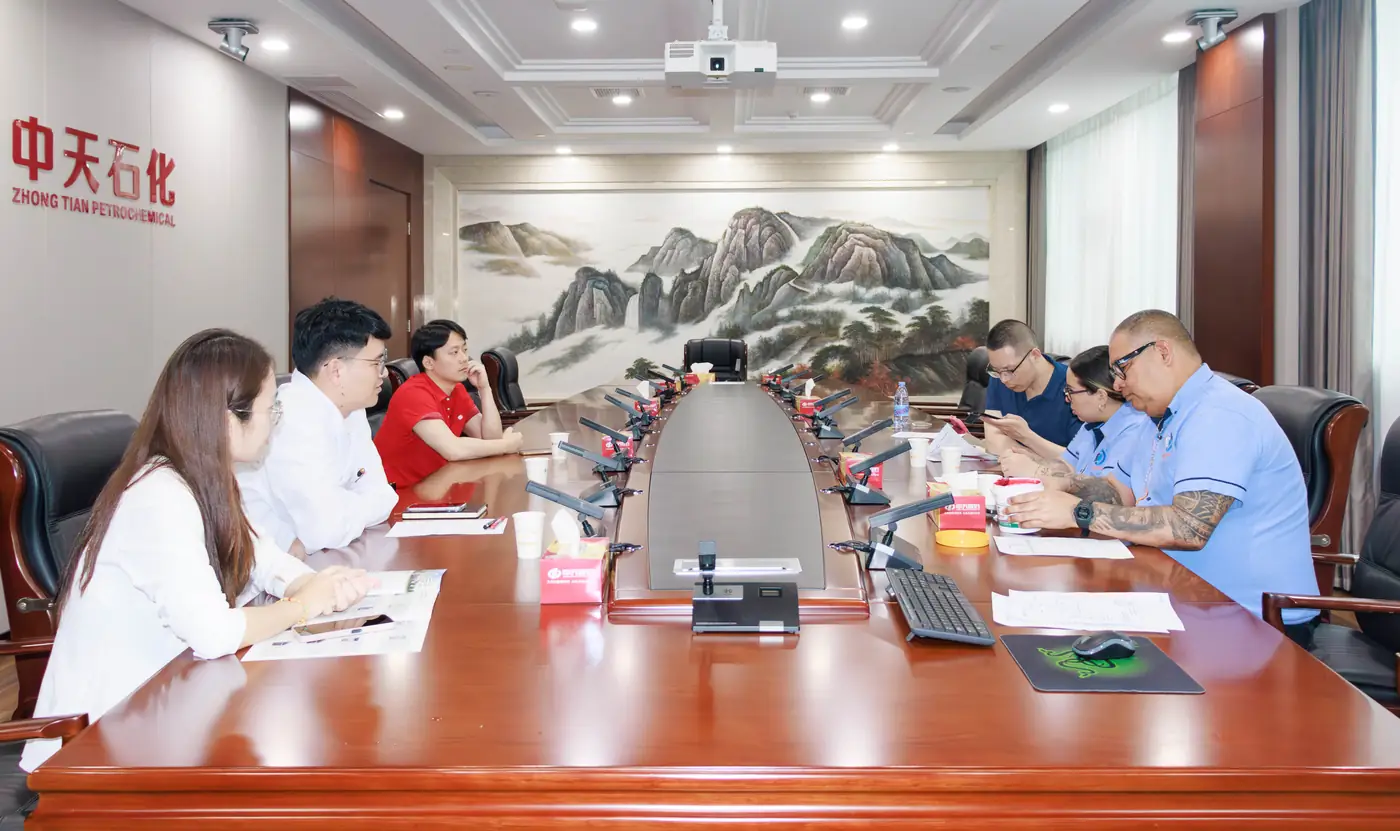 Los equipos de IBT TRUCK & AUTO PARTS y Zhongtian Petrochemical dialogan sobre la cooperación en materia de lubricantes para rodamientos de ruedas de servicio pesado.