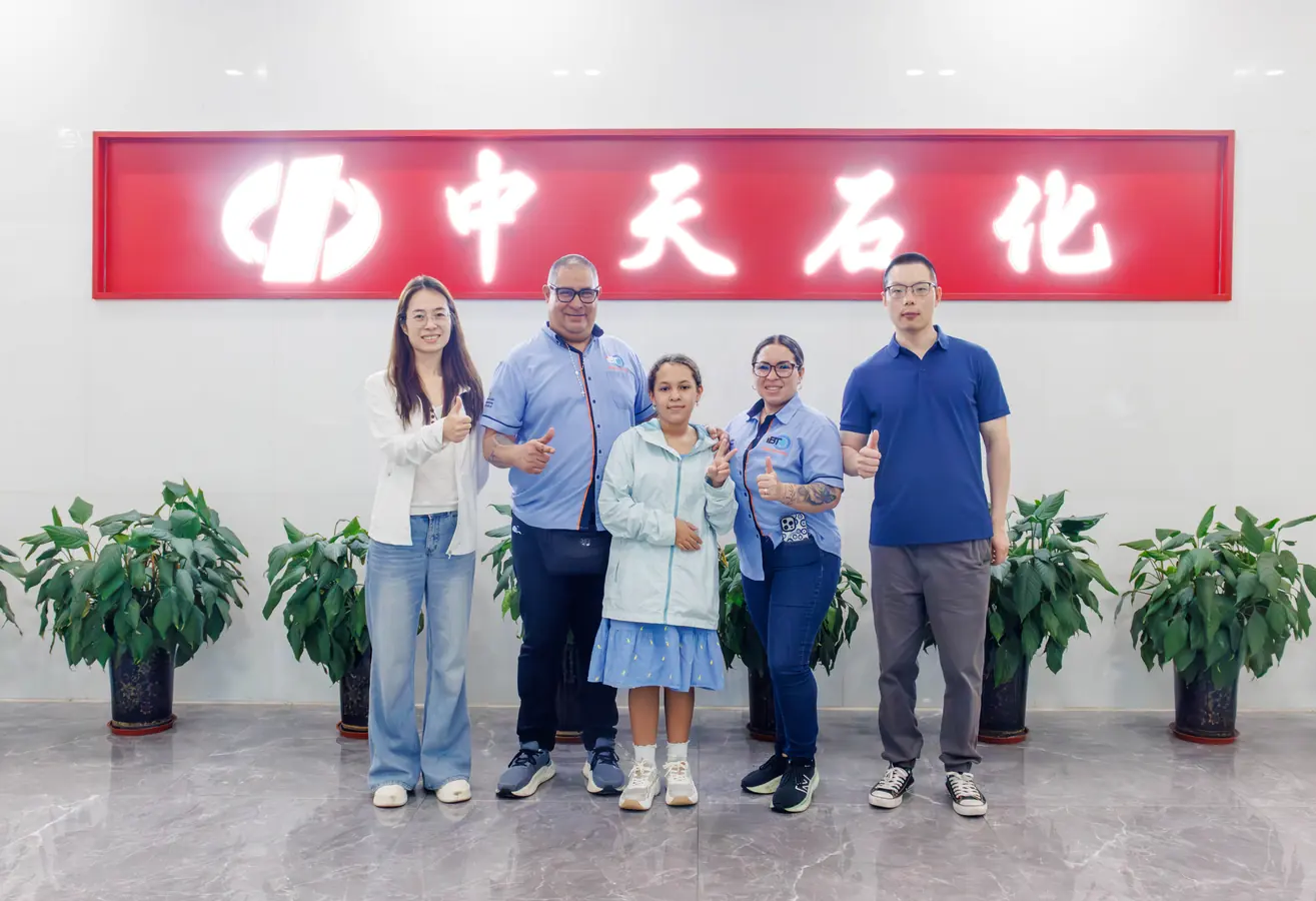 Venezuela IBT TRUCK & AUTO PARTS visite Zhongtian Petrochemical pour une collaboration sur la graisse personnalisée pour roulements de roues