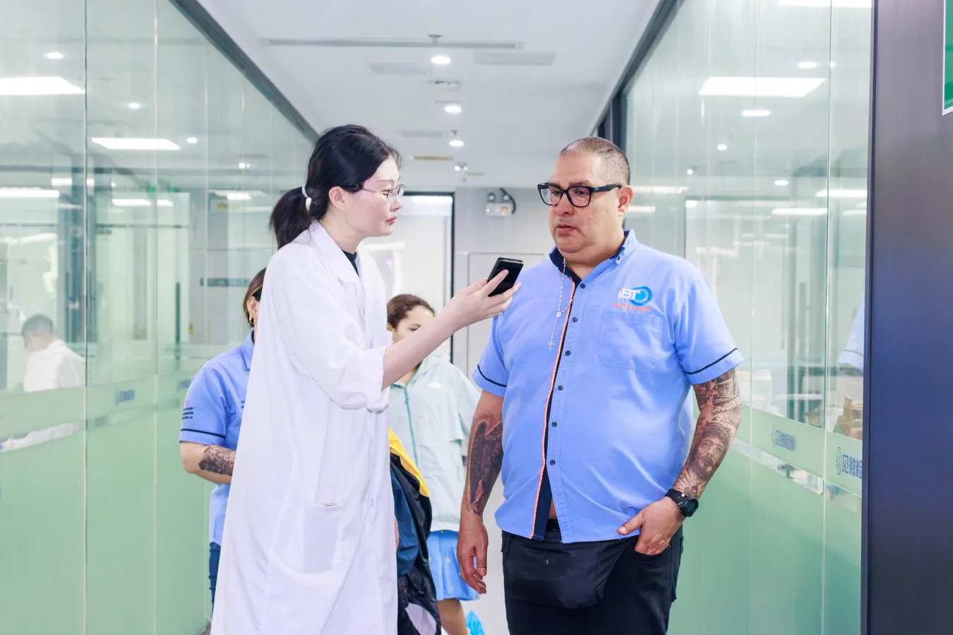 Un representante de IBT TRUCK & AUTO PARTS conversa con el personal técnico de Zhongtian Petrochemical sobre el desarrollo de lubricantes personalizados.