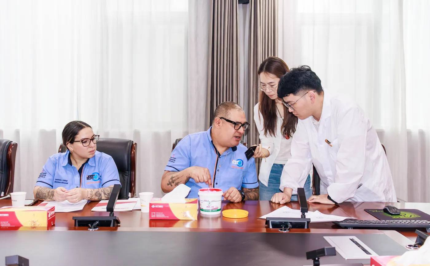 Reunión técnica de IBT TRUCK & AUTO PARTS con Zhongtian Petrochemical para la elaboración de una grasa para cojinetes de ruedas a medida.