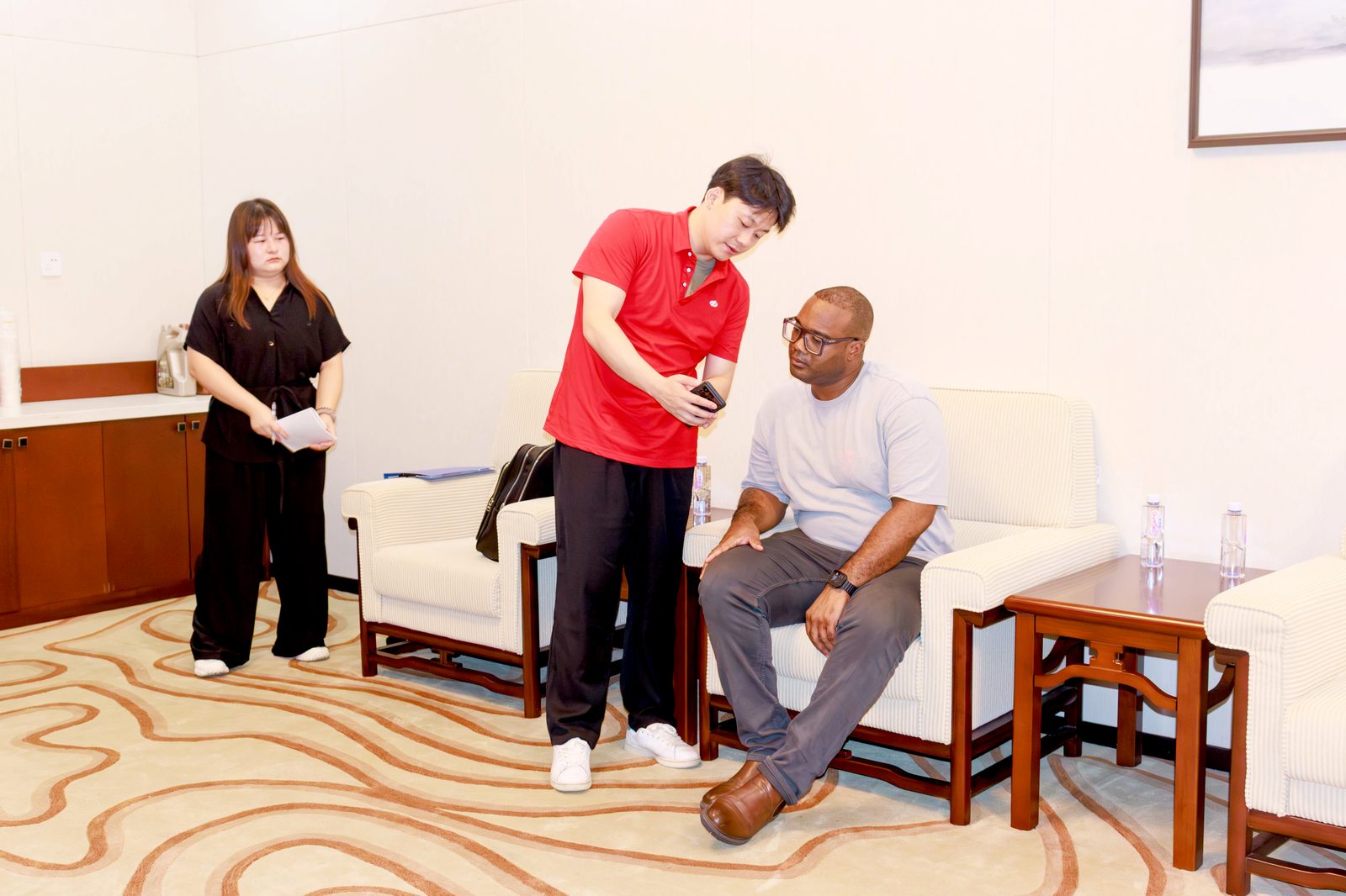 El equipo de Zhongtian Petrochemical revisa las especificaciones del producto con un cliente de Gabón.