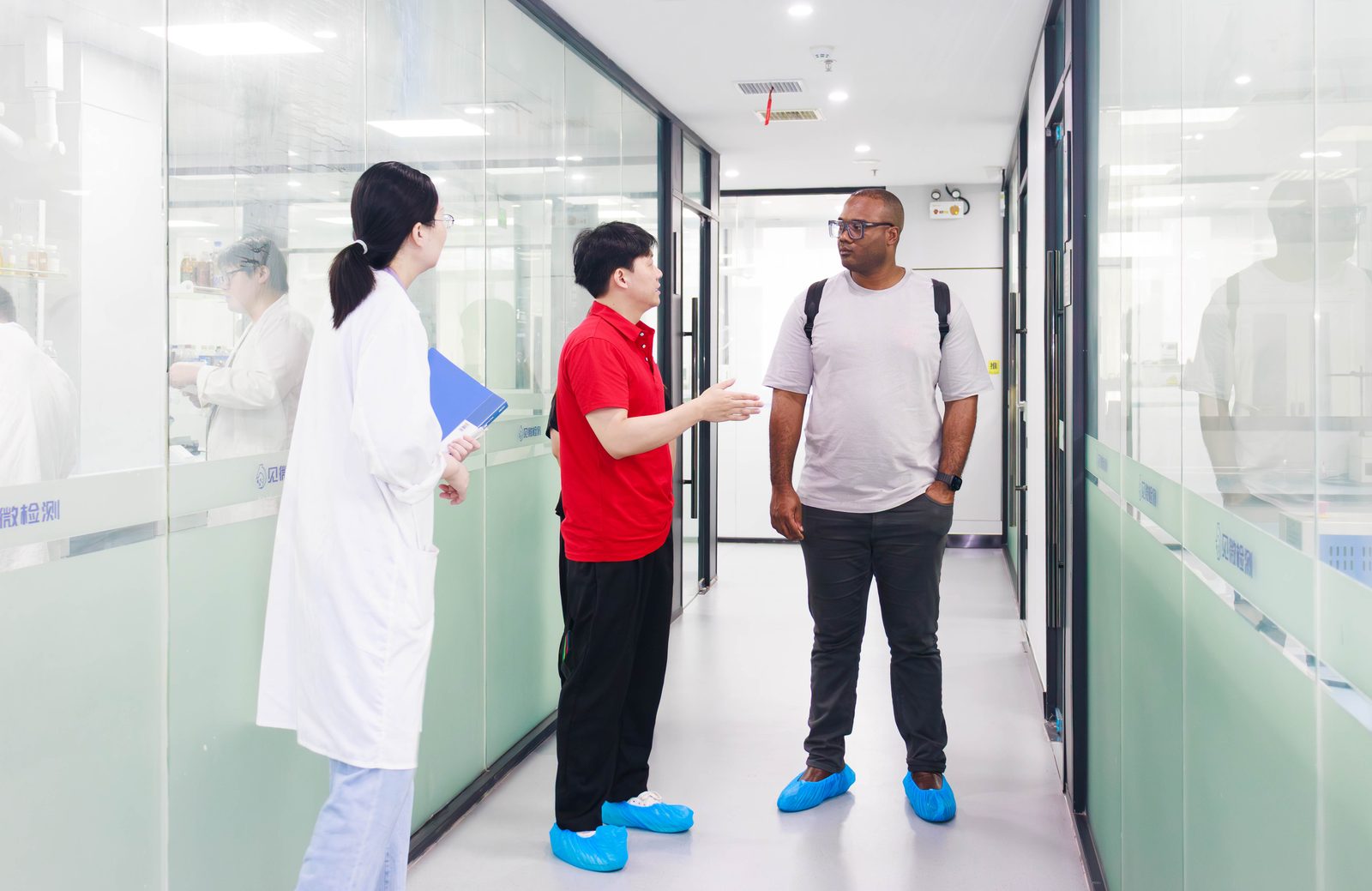 Un cliente de Gabón visita el laboratorio de pruebas de calidad de Zhongtian Petrochemical junto con el equipo técnico.