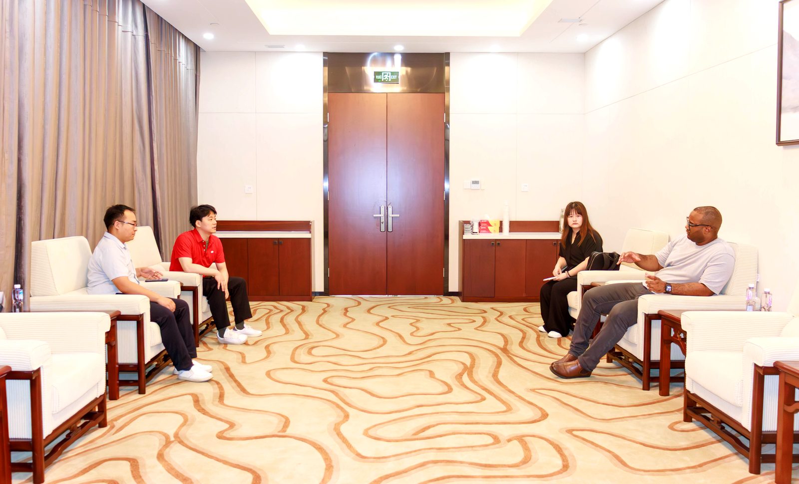 Zhongtian Petrochemical y un cliente de Gabón discuten la cooperación en el suministro de lubricantes para fabricantes de equipos originales (OEM) en una sala de reuniones.