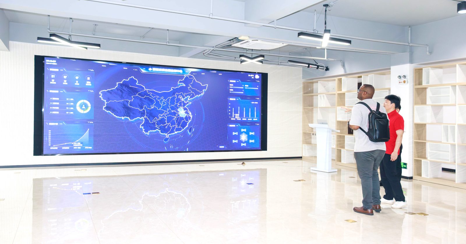 El panel de control de producción inteligente del centro de I+D de Zhongtian Petrochemical se mostró durante un intercambio técnico con un cliente de Gabón.