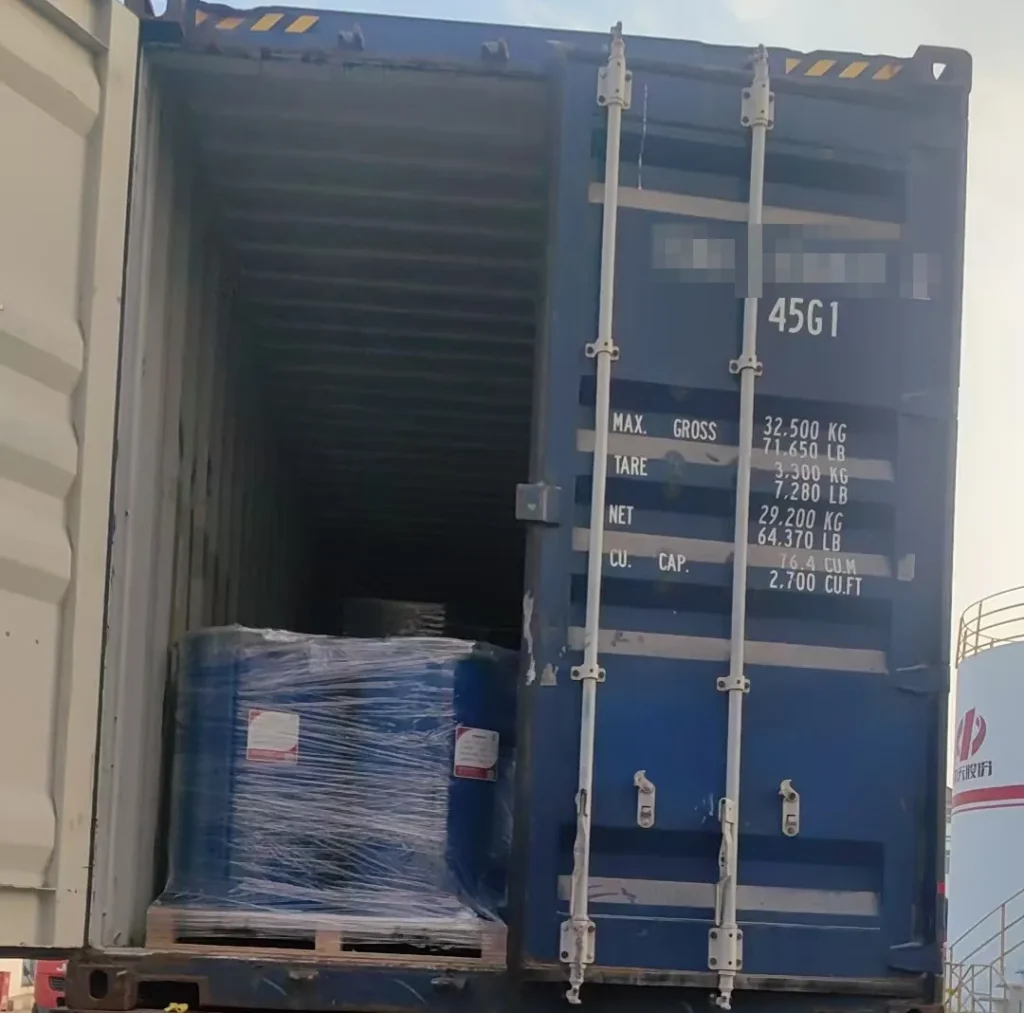 Дверь контейнера с кодом типа 45G1, максимальная полная масса 32 500 кг, масса тары 3 300 кг, масса нетто 29 200 кг и объем 76,4 кубических метра.