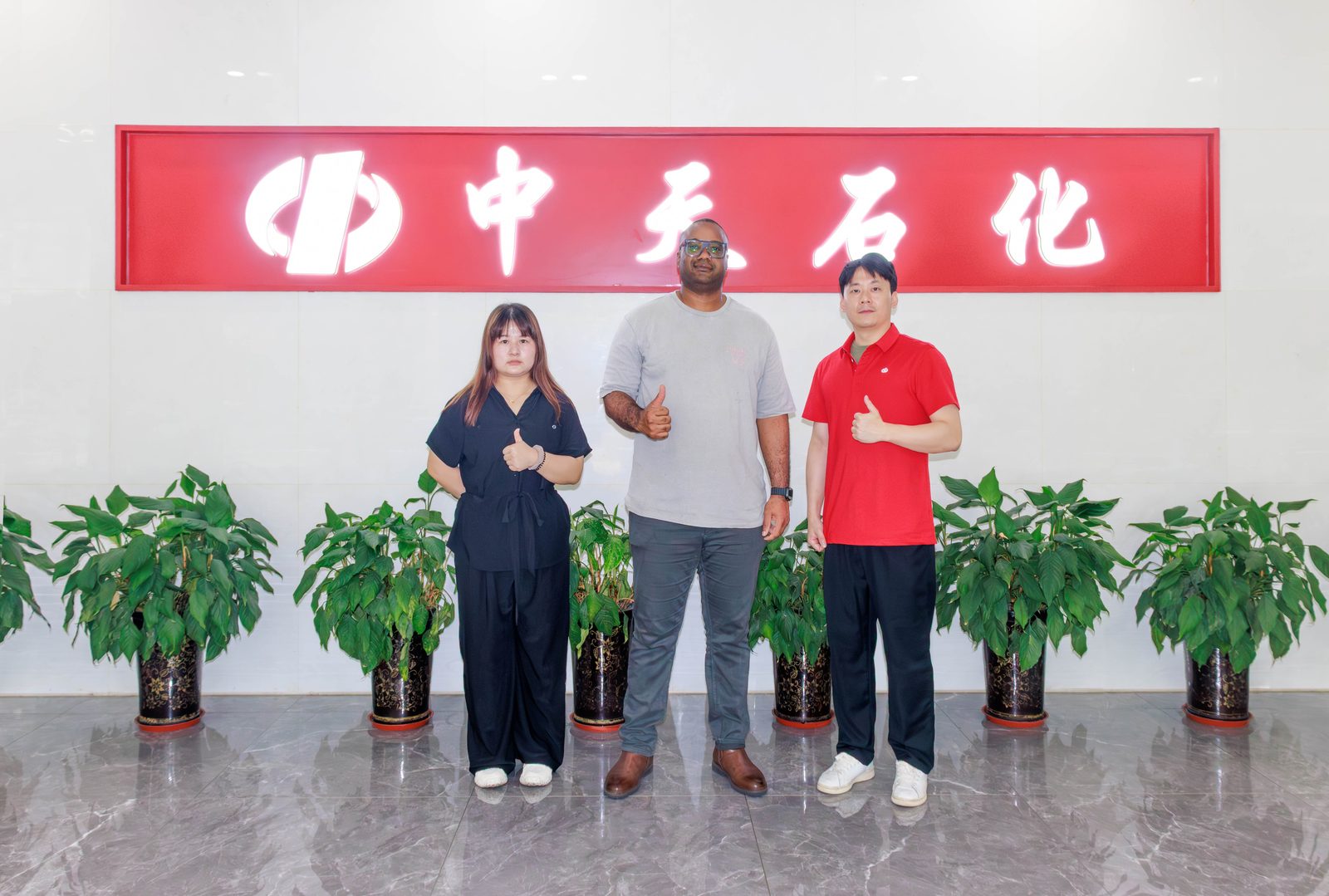 Un cliente de Gabón visita Zhongtian Petrochemical para establecer una colaboración en materia de lubricantes para fabricantes de equipos originales (OEM).